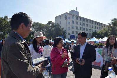 5-党委副书记陆岩到学院迎新现场指导工作